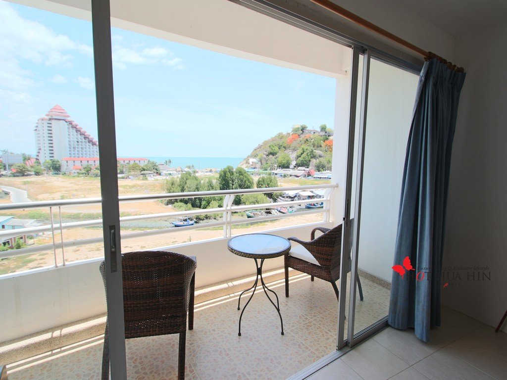 Studio unit with ocean views, 200 meters from a great beach