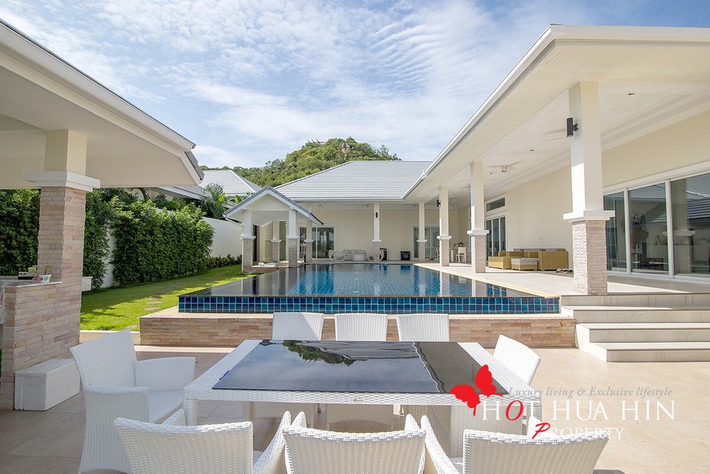Modern Large Six Bedroom Pool Villa, Close To City & Beach