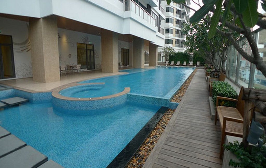 Bright-Sukhumvit-24-Condo-Bangkok-swimmingpool-2
