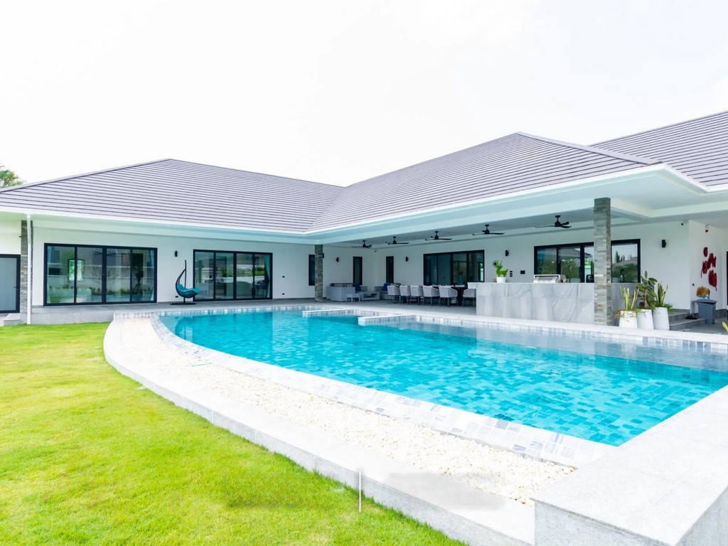 Parkland Paradise: Sophisticated Villa on a Sprawling 2,500 sqm